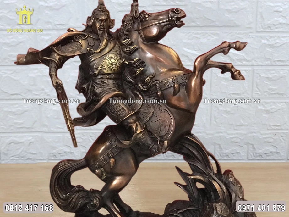 Hình tượng Quan Công cưỡi ngựa vô cùng uy nghiêm